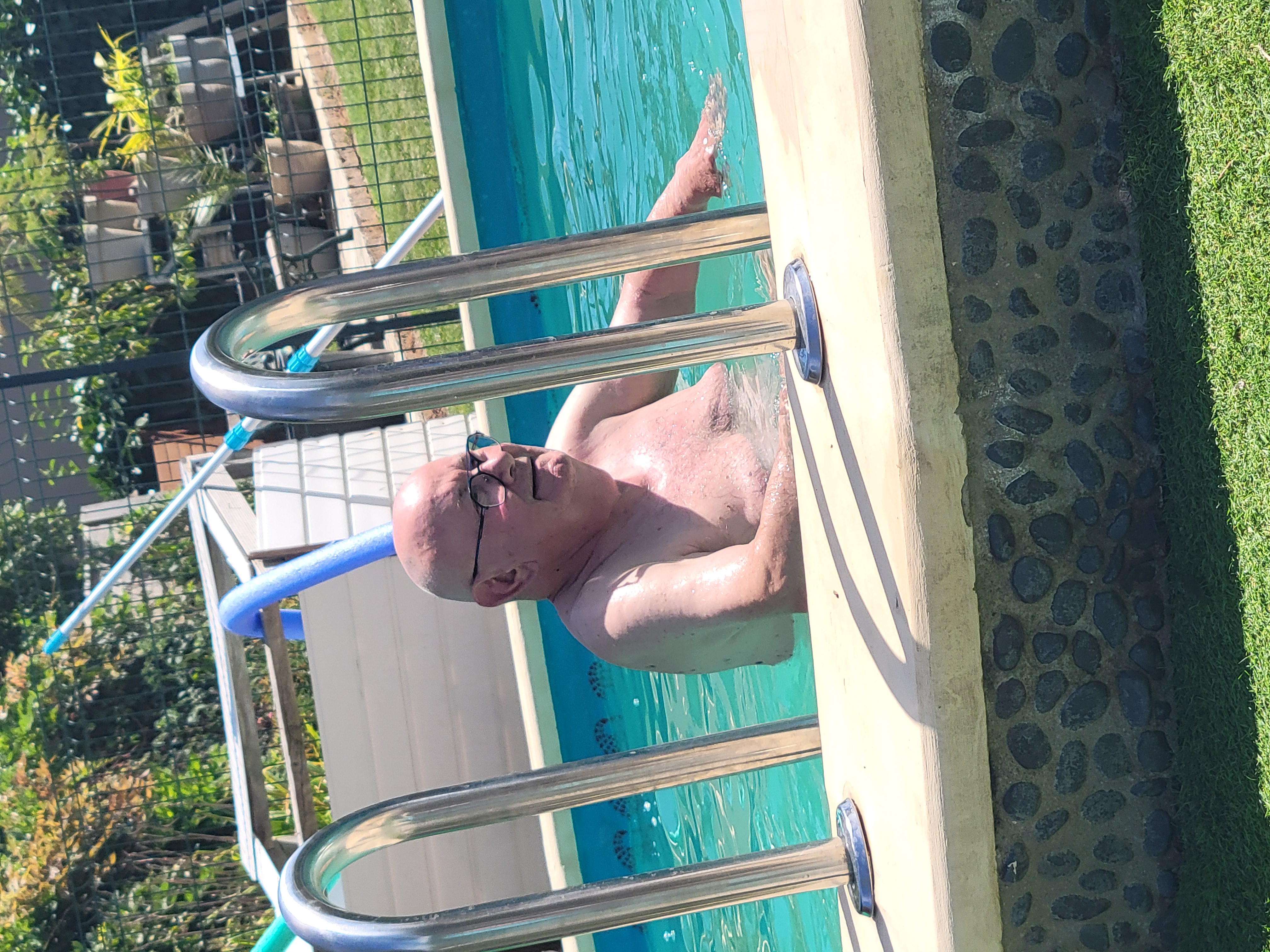Papi à la piscine